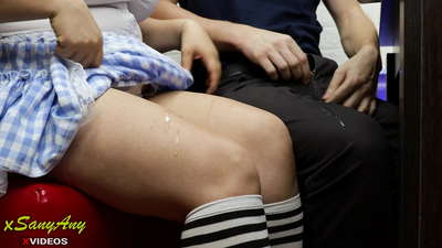 Skola żagħżugħa jerking lil sieħbu tal-klassi fuq ix-xogħol tad-dar-xsanyAny